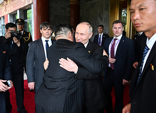 Kim v Pekingu objímal Putina. Pomůžeme vám, jak to půjde, jako bratři, slíbil