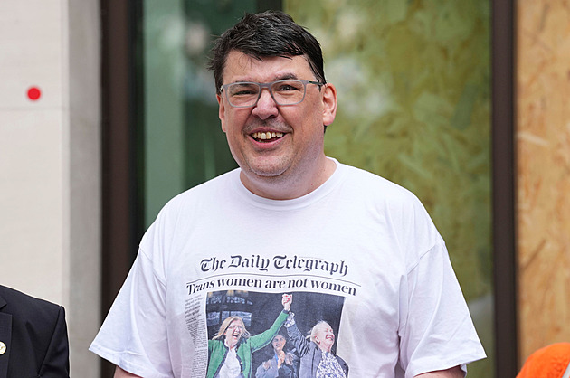 V Británii zatkli slavného scenáristu kvůli tweetům. Policii peskuje i Starmer