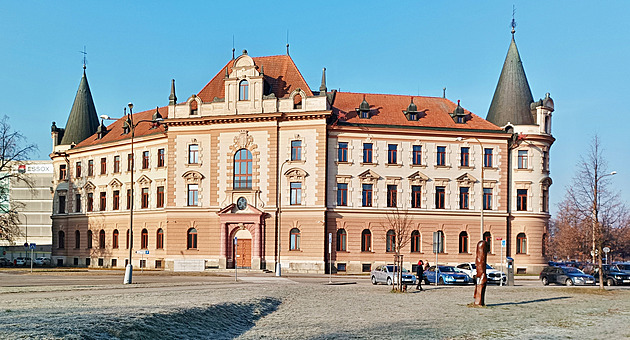 Školácká chyba, řekl soudce. Lupič šperků za dva miliony nechal na místě batůžek