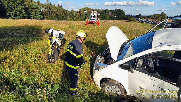 Motorkářka prolétla při nehodě oknem auta, těžce zraněná je ona i řidička