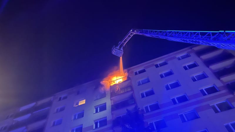 Dva zranění po požáru v Ústí. Zachvátil byt v osmém patře, hasiči evakuovali 33 lidí