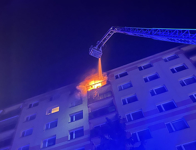 Při nočním požáru bytu v Ústí se zranili dva lidé, plameny zachvátily i lodžii