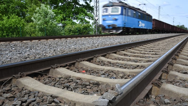 U Pardubic srazil rychlík člověka, zřejmě spáchal sebevraždu. Vlaky stojí