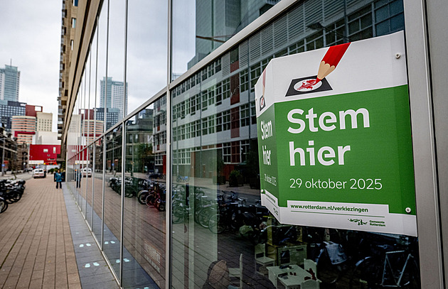 Nizozemci hlasují v předčasných volbách. Wilderse by tentokrát mohly strany obejít