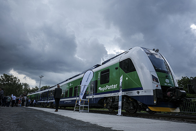 Miliardy na téměř 50 nových vlaků nedorazí, vagony z minulého století zůstanou déle