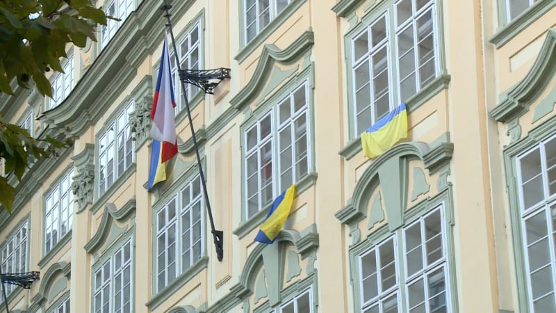 Lidsky ubohé gesto, řekl Bartošek o Okamurovi. Ukrajinské vlajky visí z oken opozičních stran