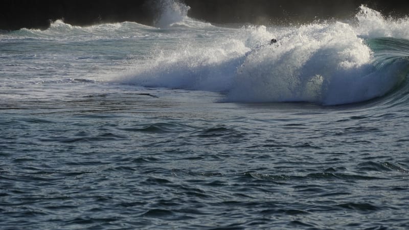 Obrovské vlny smetly na Tenerife 15 lidí. Jedné z žen již nebylo pomoci