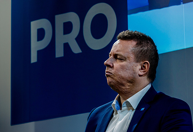 Budou platit všichni, vzkazuje Rajchl a chystá žaloby. Zvažoval konec v politice