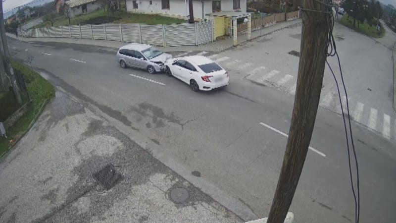 Šílená jízda čtyř puberťáků bez papírů skončila v Ostravanech srážkou. Zachytily to kamery