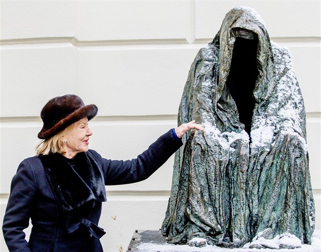 Odstranili sochu, která u Stavovského divadla budila rozpaky. Vytvořila ji žačka Dalího