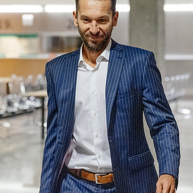 V kauze Dozimetr vystupuje Jančovič, který po Redlovi „házel batohem“