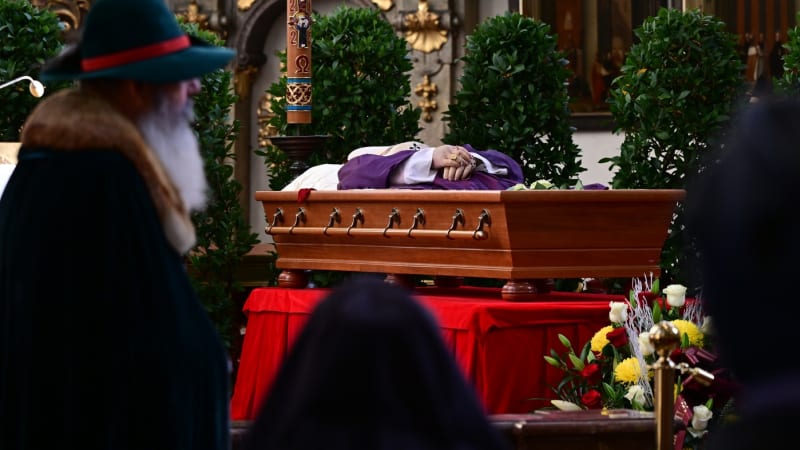 Proběhne poslední rozloučení s kardinálem Dukou. Dorazí prezidenti i známé osobnosti