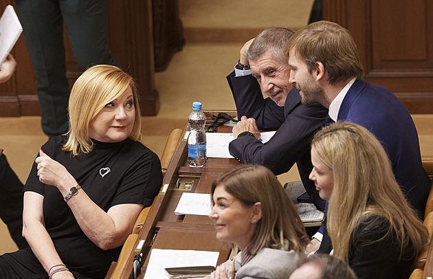 Poslanci budou posuzovat návrh rozpočtu se schodkem 286 miliard korun