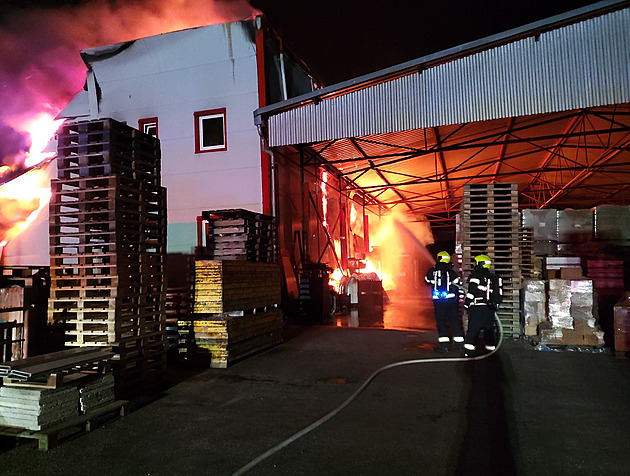 Hasiči likvidují rozsáhlý požár ve Vysokém mýtě. Zasahují dvě desítky jednotek