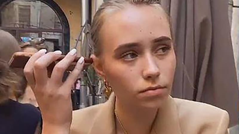 Tvůj otec mi zabil bratra, spílal novinář domnělé Putinově dceři v Paříži. Ta se jim omlouvala