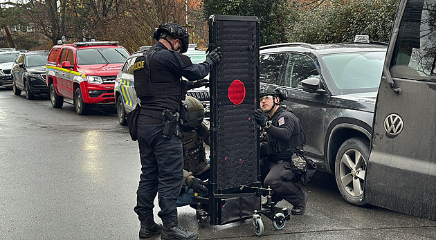 Zásahovka vtrhla k zabarikádovanému muži, v bytě měl kanystr s hořlavinou