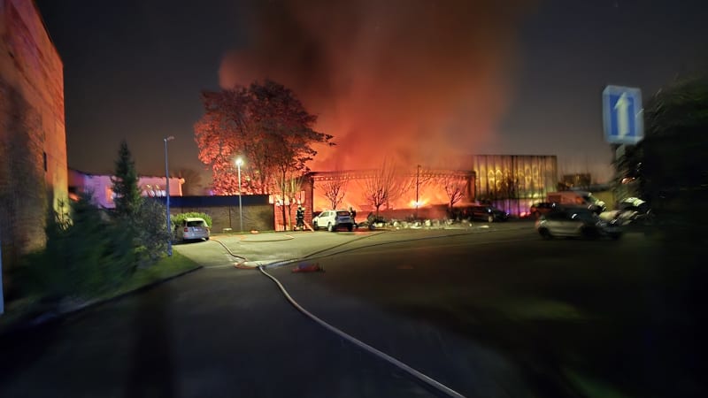 Rozsáhlý požár v Praze: Plameny pohltily historické automobily, škoda bude podle hasičů vysoká