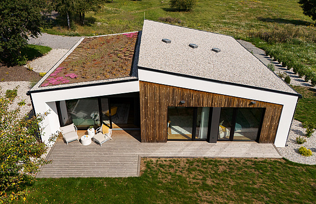 Dřevostavbu jim postavili za 5,5 měsíce. Má dokonce i zelenou střechu