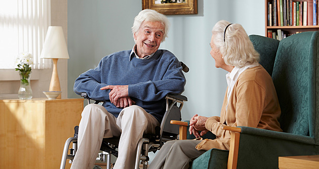 Senioři a hendikepovaní si za sociální péči mírně připlatí, zdraží ubytování i strava