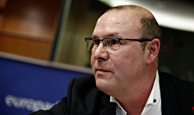 Osvobodil fotbal, vděčí mu statisíce hráčů. Pak se ale Bosmanův život změnil v trápení