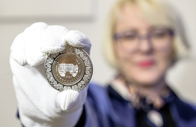 Mince od 113 dárců i prezident. Jeřáb vrátil do věže zámku časovou schránku