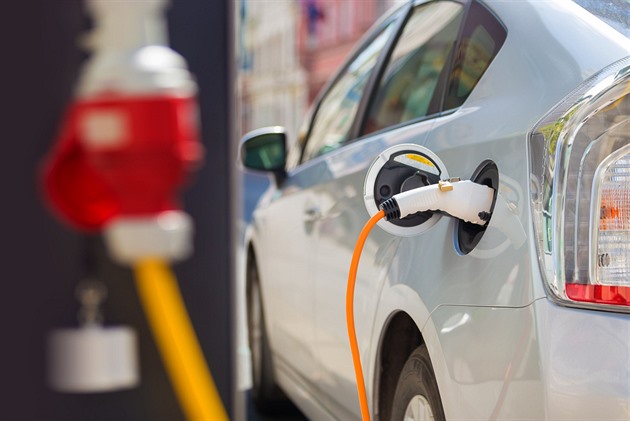 Velký zelený ústup. EU zmírňuje zákaz prodeje aut se spalovacím motorem