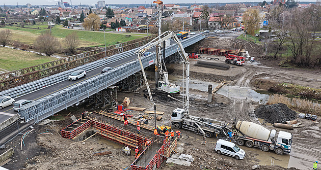 Přetížené vozy ničí provizorní most v Břeclavi. Můžeme ho zavřít, varují silničáři