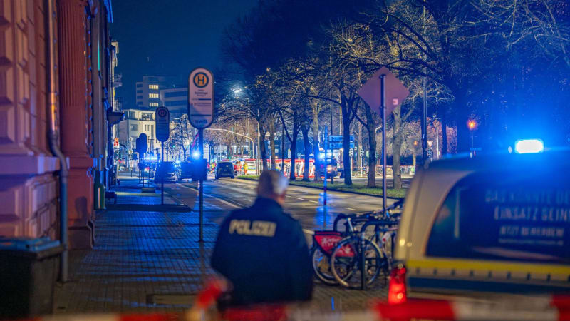 Řidič vjel do lidí na zastávce v Německu: Zranil několik lidí. Policie Ázerbájdžánce zadržela