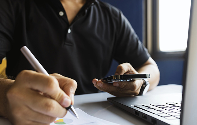 AI pracuje za Pražany doma i na úřadech. Program Emil pomáhá s pokutami