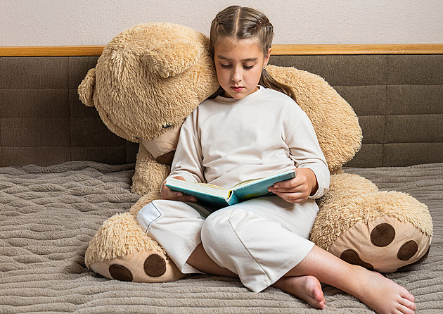 Prodlužuje život, snižuje stres. Čtení má blahodárné účinky. Po jaké knize sáhnout?