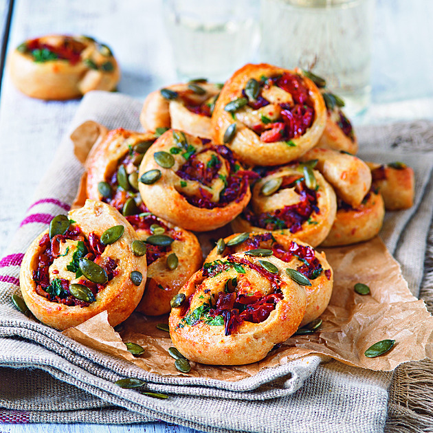 Silvestr v duchu slaného těsta: Recepty na větrníky a šneky, které zahřejí i zasytí