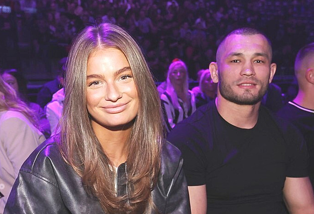 Zápasník Muradov se oženil. Pohledná partnerka přiznala nové příjmení