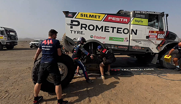 Pit stop na dakarské rally. Podívejte, jak se mění kolo závodního náklaďáku