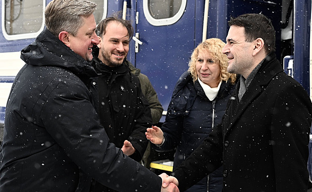 Macinka s Turkem dorazili na Ukrajinu, vlak se opozdil kvůli ruským útokům