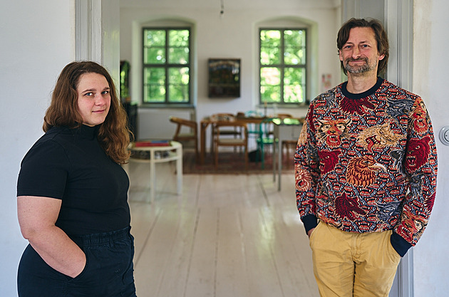 Když dům zní různou řečí. Manželé opravují faru v pohraničí a zvou za uměním