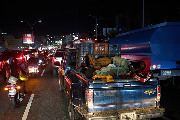 Ve Venezuele je litr benzinu za 80 haléřů. Lidem zbývají jen drahé ojetiny