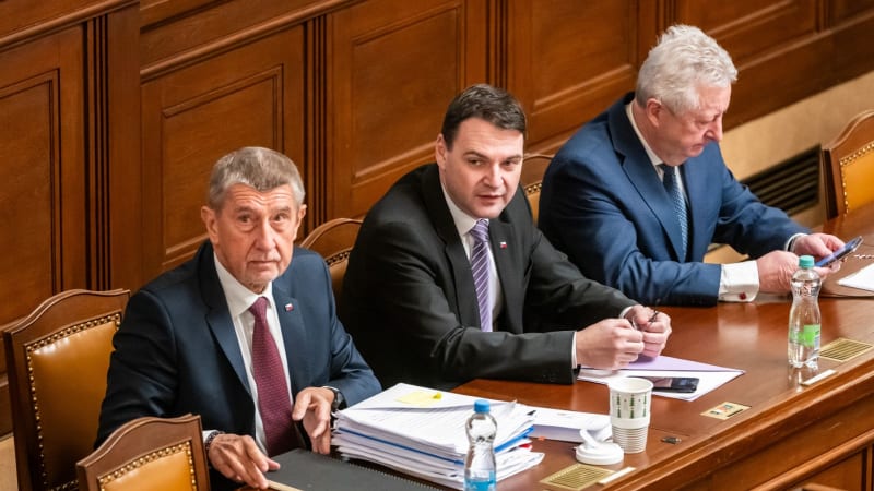 Čumím do těch kolejí a miliardy tam nevidím: Babiš hájil vládu, nechyběly bizarní obraty