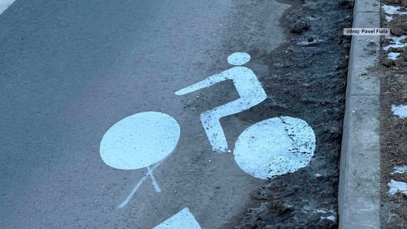 Nelogické chování dělníků: Firma v Olomouci nastříkala dopravní značení přímo na sníh a led