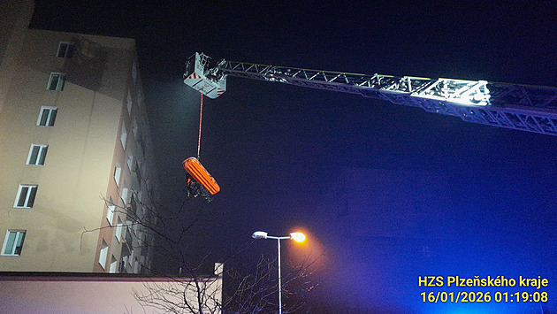Opilá žena spadla z paneláku na střechu kotelny, v nemocnici bojuje o život