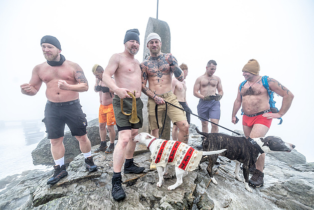 Otužilci zdolali Ještěd v kiltu či trenýrkách, svršky sundala i hvězda MMA