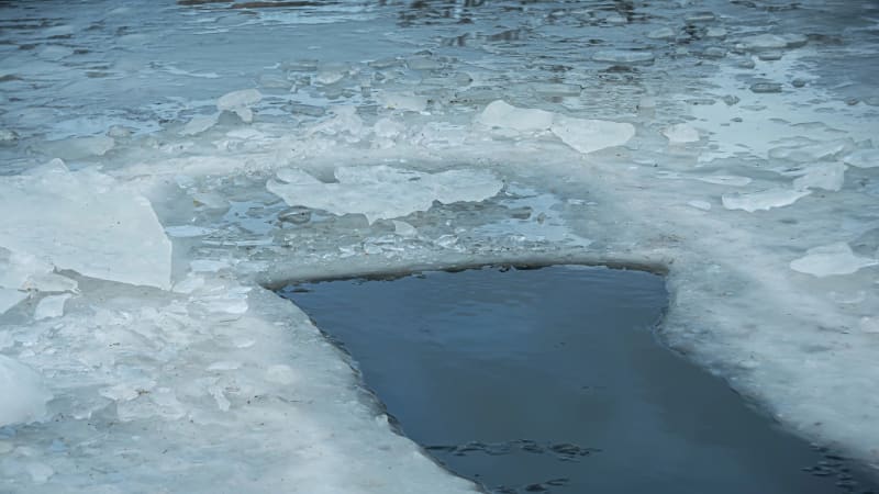 V lomu na Brněnsku zůstal pod ledem muž. Na místo míří policejní potápěči