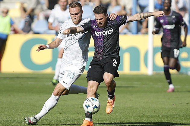 ONLINE: Slavia - Liberec 0:0, Chytil šel sám na bránu, střelu ale zastavuje N’Guessan