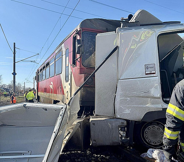 Na Slovensku se srazil vlak s kamionem a začaly hořet, řidič nepřežil