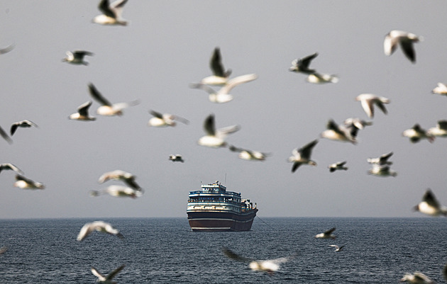 OBRAZEM: Paralyzovaný Hormuz. Provoz v tepně živící svět ropou ustrnul