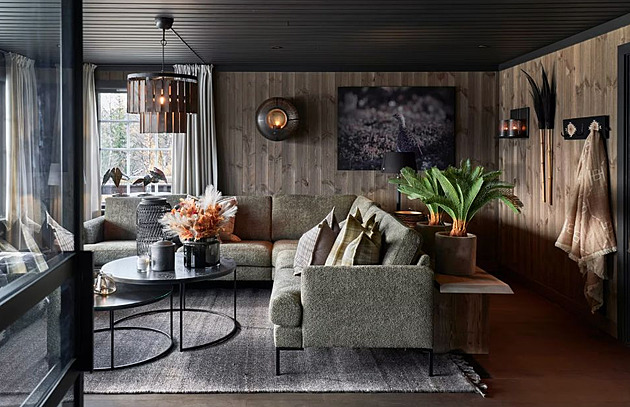 Interiér po proměně připomíná spíš luxusní obývák než starou chatu