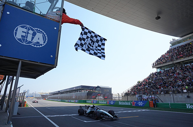 Vítězná vlna. Russell ovládl sprint v Číně před Ferrari, Verstappen nebodoval