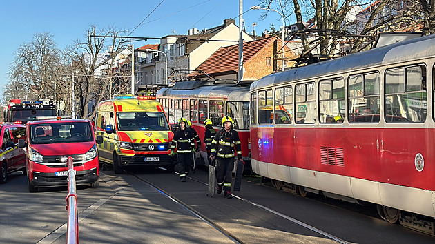 Černá vlajka i pietní místo. Škola vzpomíná na školačku, která zemřela pod koly tramvaje