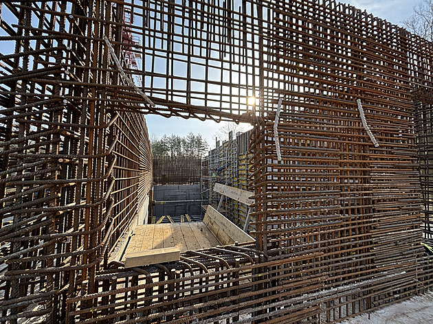 Oceli jako na desetipatrový panelák. V Explosii staví nezničitelnou budovu