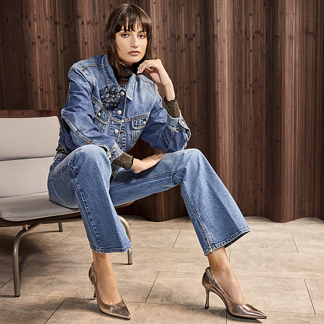 Oddejte se jarní džínové mánii. Tento materiál nikdy nezestárne