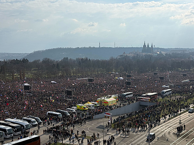 ONLINE: Na protivládní demonstraci na Letné je podle organizátorů až 250 tisíc lidí